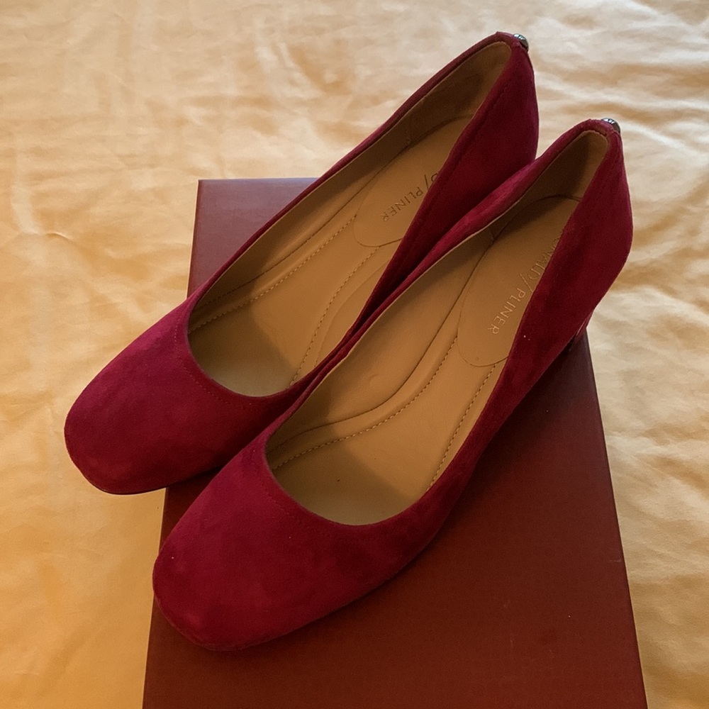 Donald/ Pliner woman’s kid Suede Round toe Block heel pump Currant Size 7.5
